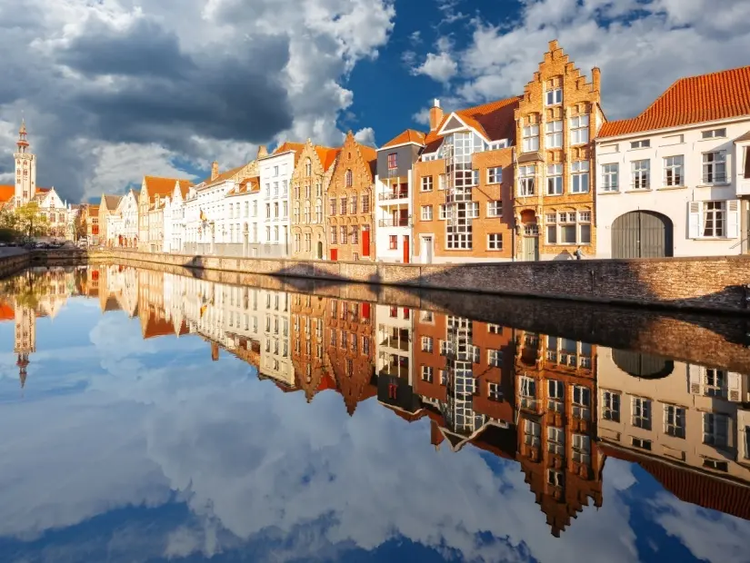Belçika'nın eski Bruges kentindeki (Brugge) geleneksel ortaçağ mimarisi evler 