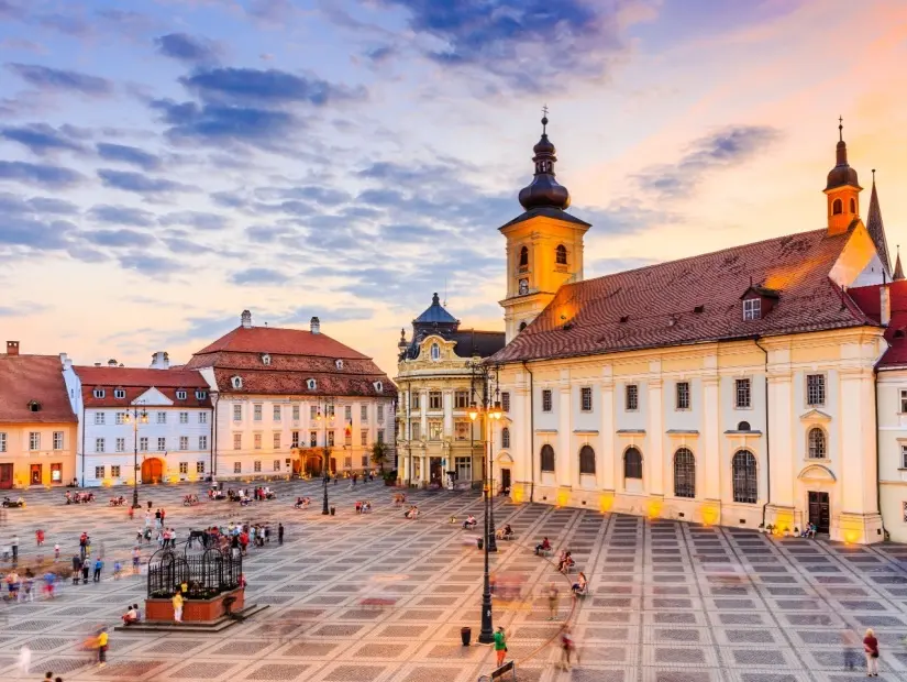 Sibiu, Romanya Transilvanya'daki Belediye Binası ve Brukenthal sarayı.
