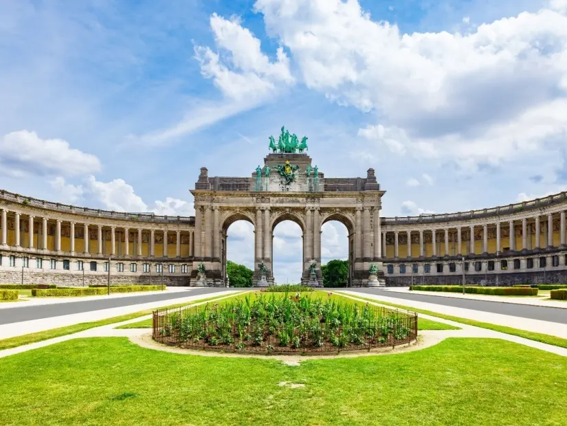 Brüksel, Belçika'daki Parc du Cinquantenaire'in merkezindeki Cinquantenaire Anıt