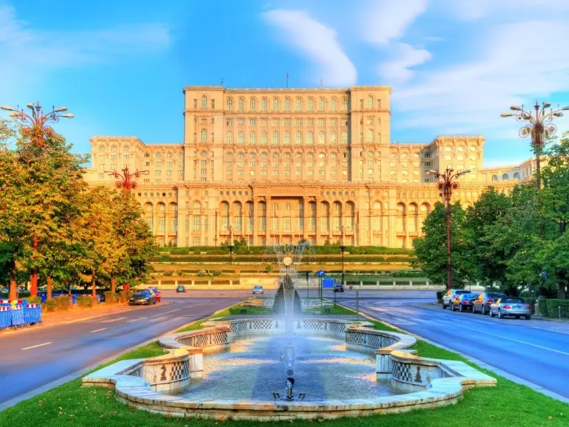 Dünyanın ünlü ve en büyük binası olan Parlamento Sarayı bükreş