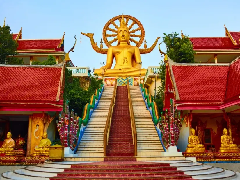 Tayland'da Din. Wat Phra Yai'deki Ejderha Merdivenli Buda'nın Altın Heykeli