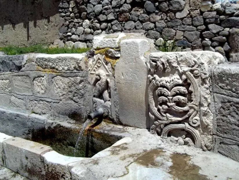 Devşirme taş bloklar, düzgün kesme taş ve kaba yonu taştan yapılmış çeşme