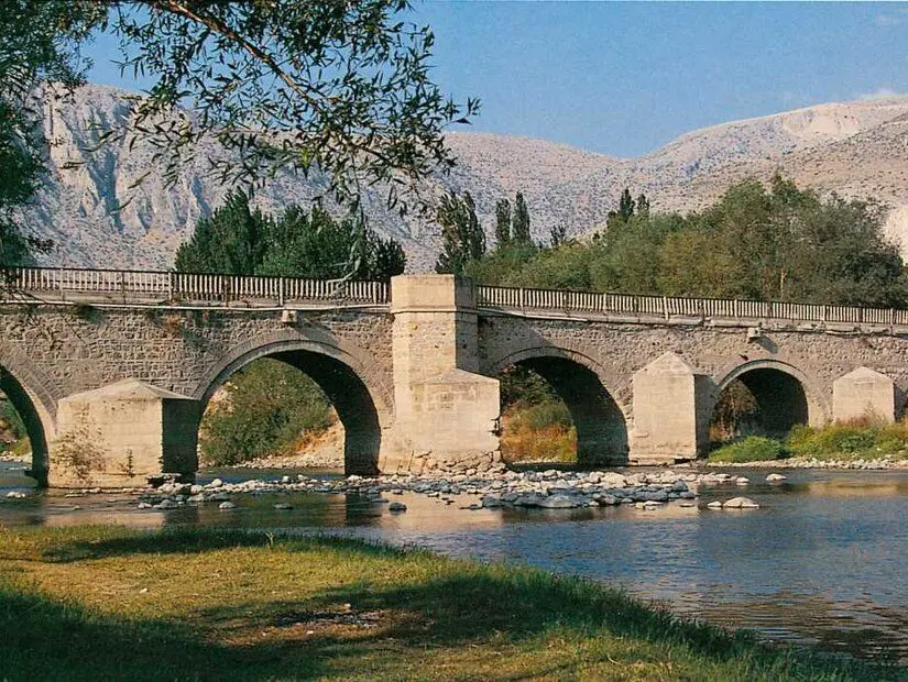  Danişmentler döneminde yapılan çağlayan köprüsü