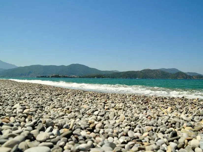 çalış plajı taşlı plajın deniz manzarası