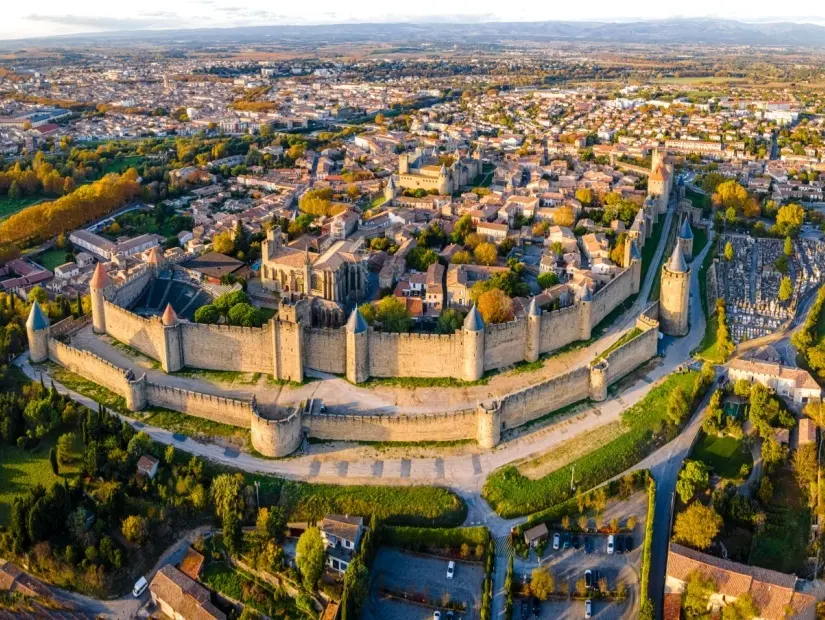 Fransa'nın Occitanie bölgesindeki Aude bölümünde Fransız müstahkem şehri Carcassonne'un havadan görünümü