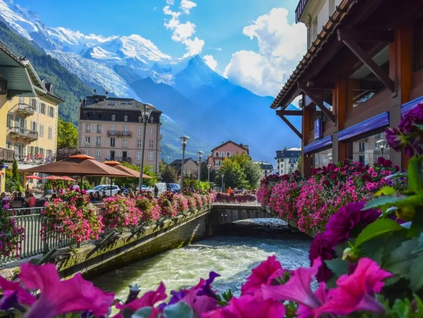 Chamonix'in merkezinden Arve nehri ve Mont-Blanc masifi manzara