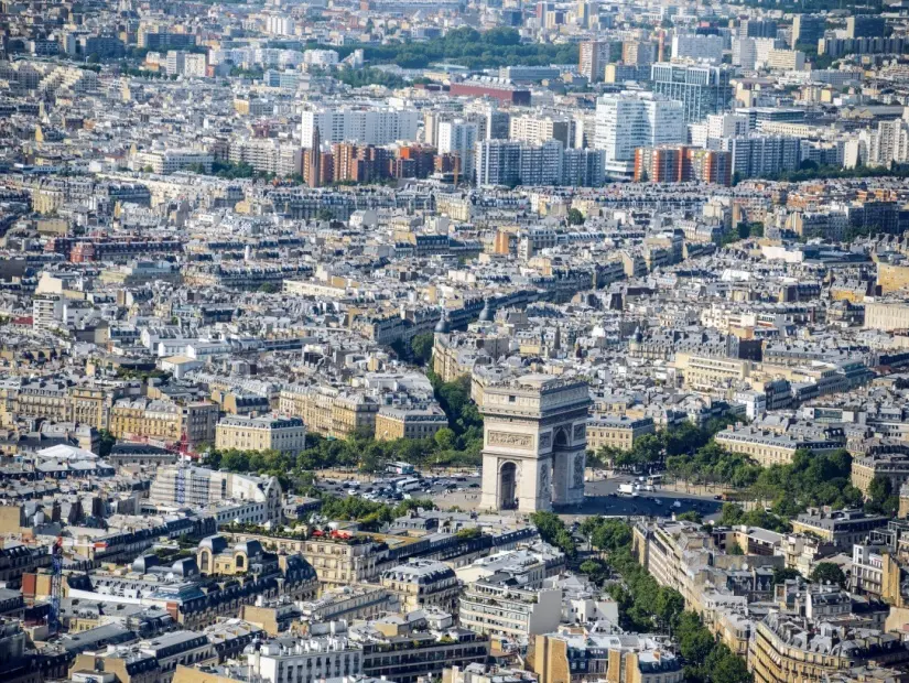 Charles De Gaulle meydanındaki Zafer Kemeri'nin bulunduğu havadan şehir manzarası. Paris, Fransa