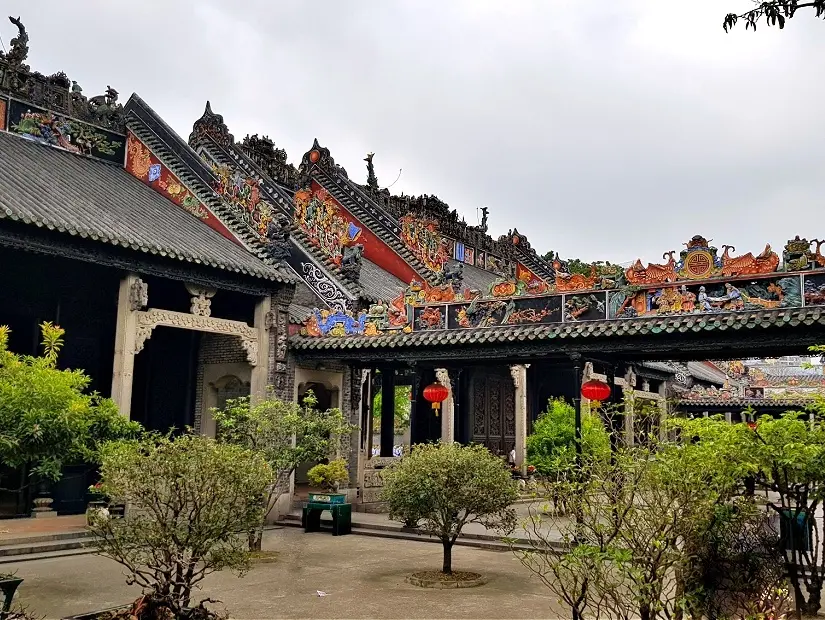 Guangzhou'daki Chen Klanı Ataları Salonu akademik tapınağı (Guangdong Halk Sanatları Müzesi).