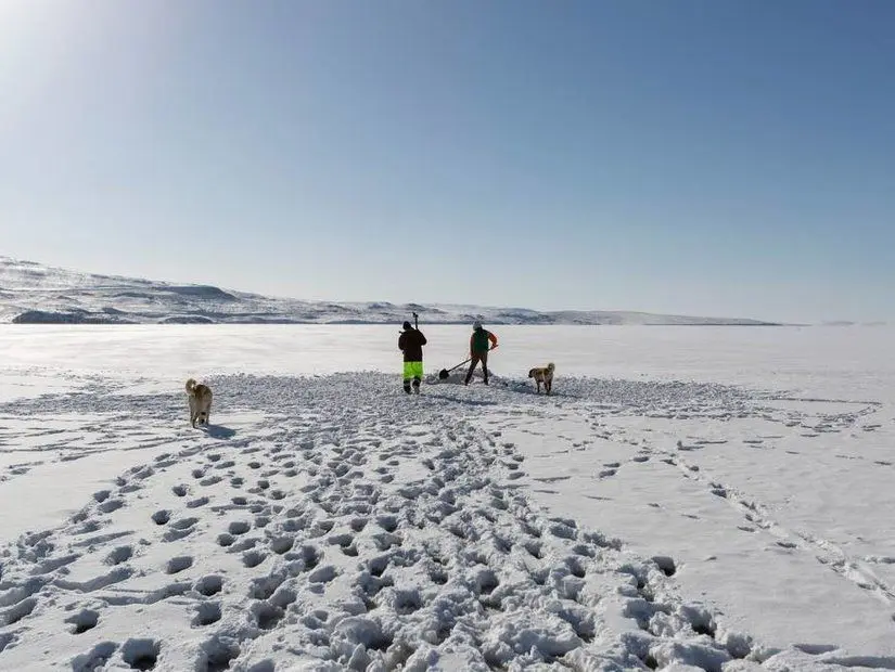 Her kış donan Çıldır Gölü'nde (Çıldır Gölü) yürüyen insanlar