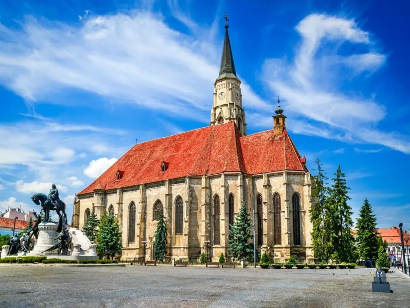 Cluj, Romanya. Orta Çağ St. Michael Kilisesi ve Union Square in Cluj-Napoca, Transilvanya.