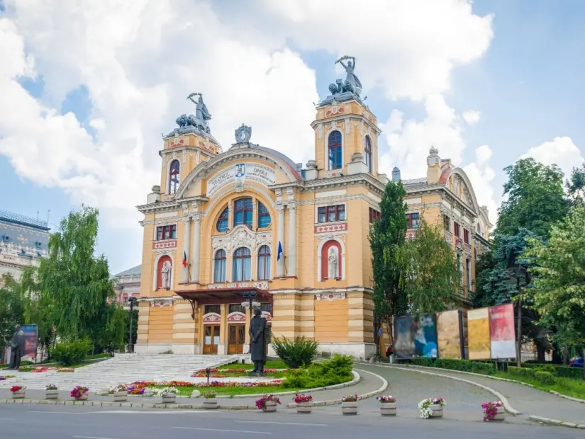 Güneşli bir yaz gününde Cluj Napoca şehrinde Ulusal Romanya Tiyatrosu ve Opera Binası