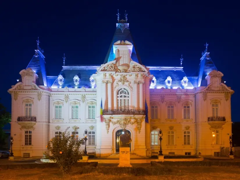 Görkemli Constantin Mihail Sarayı'nda yer alan Craiova Sanat Müzesi'nin gece görünümü