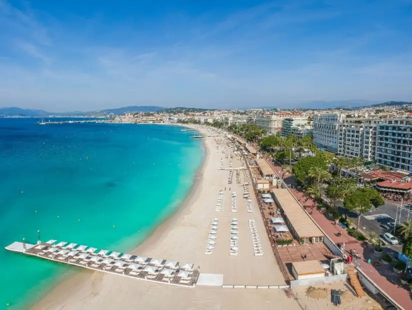 Güzel plajı ve Akdeniz'deki Promenade de la Croisette ile ünlü turistik yer
