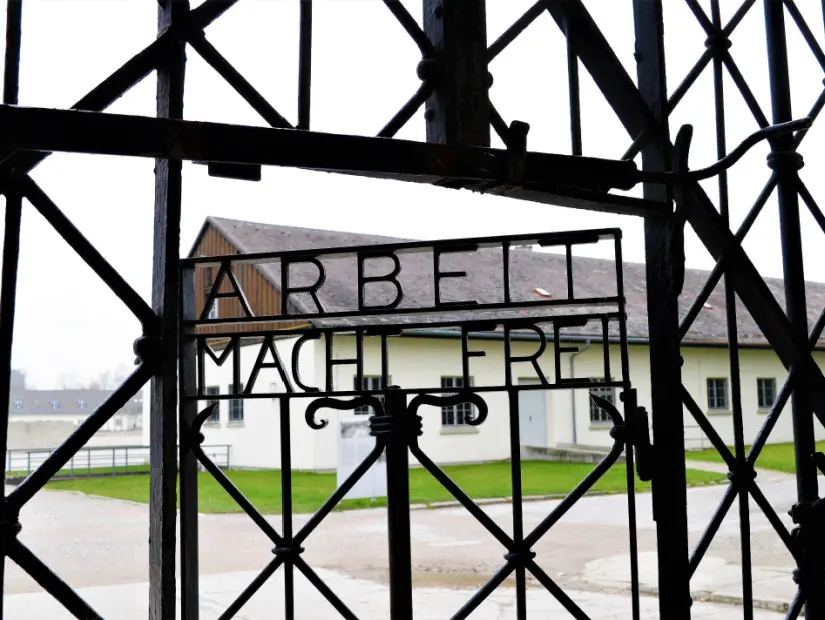Dachau'daki toplama kampının kapısı