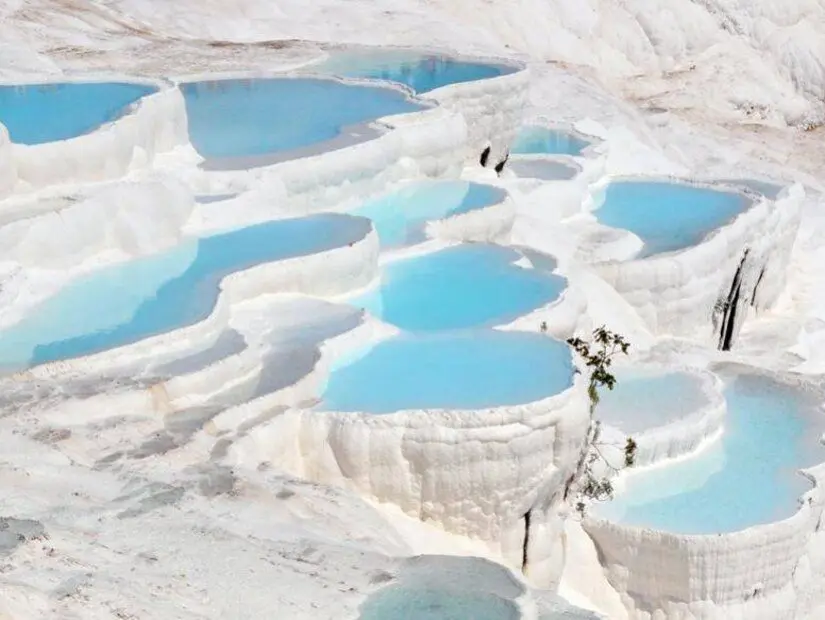 Pamukkale'deki traverten teraslarındaki turkuaz havuzlar