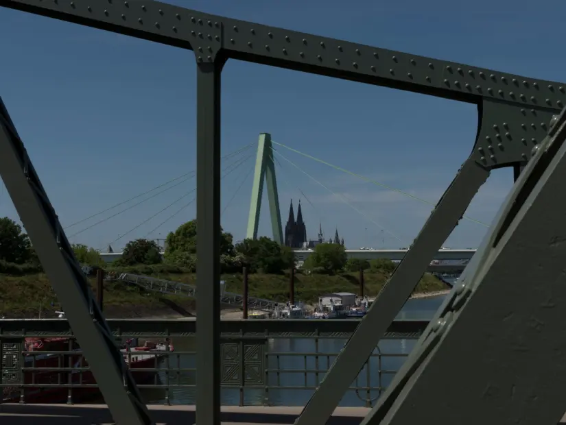 Ren Nehri üzerindeki Deutz'daki döner köprüden Severins Köprüsü ile Köln Katedrali'ne bakış