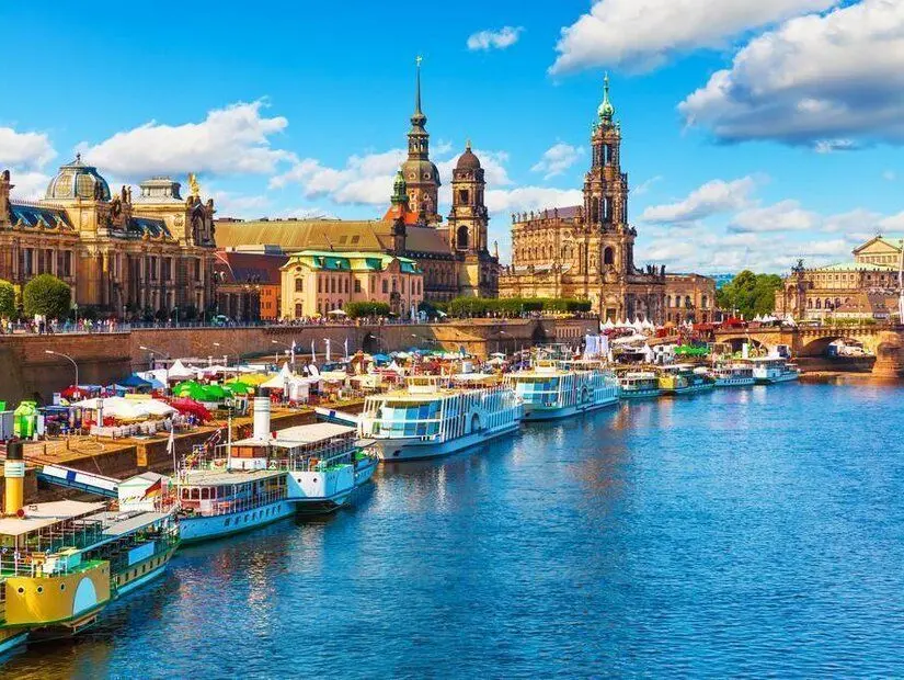 Dresden, Saksonya, Almanya Elbe nehir setleri ile Eski Şehir mimarisinin güzel yaz görünümü