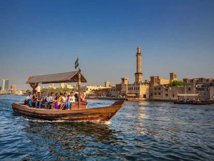 Dubai Creek tur atan turistler