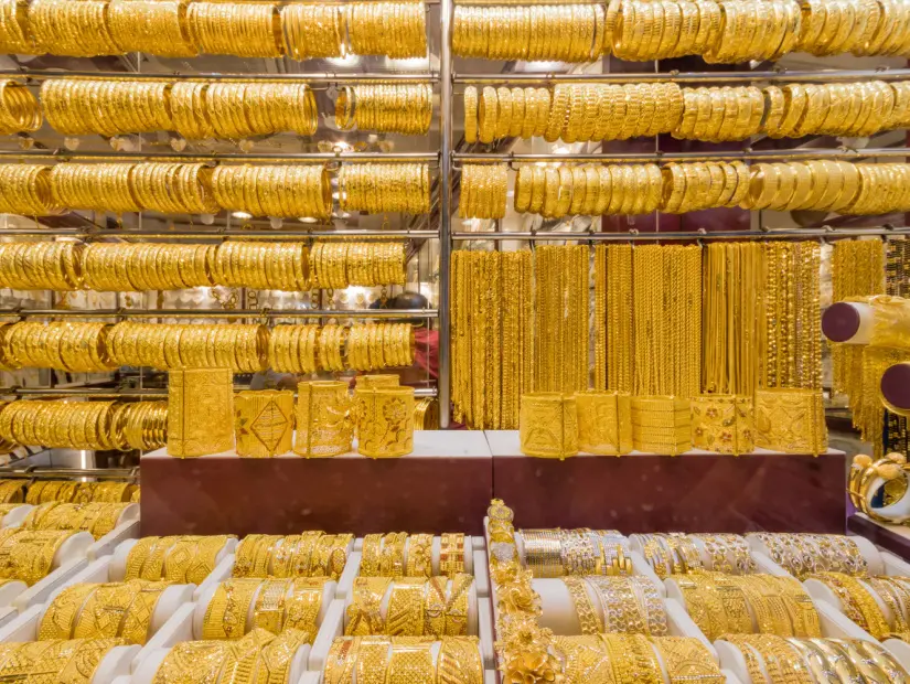 Dubai Kuyumcular Çarşısı (Dubai Gold Souk)vitrinde sergilenen altınlar