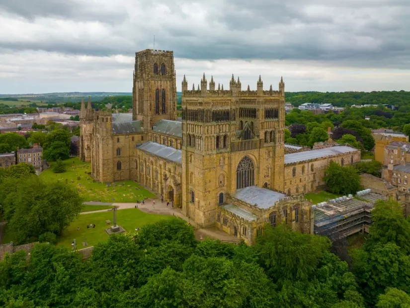 Durham Katedrali, İngiltere'nin Durham kentinin tarihi şehir merkezinde bulunan bir katedral
