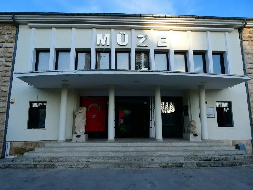edirne arkeoloji müzesi bina giriş alanı