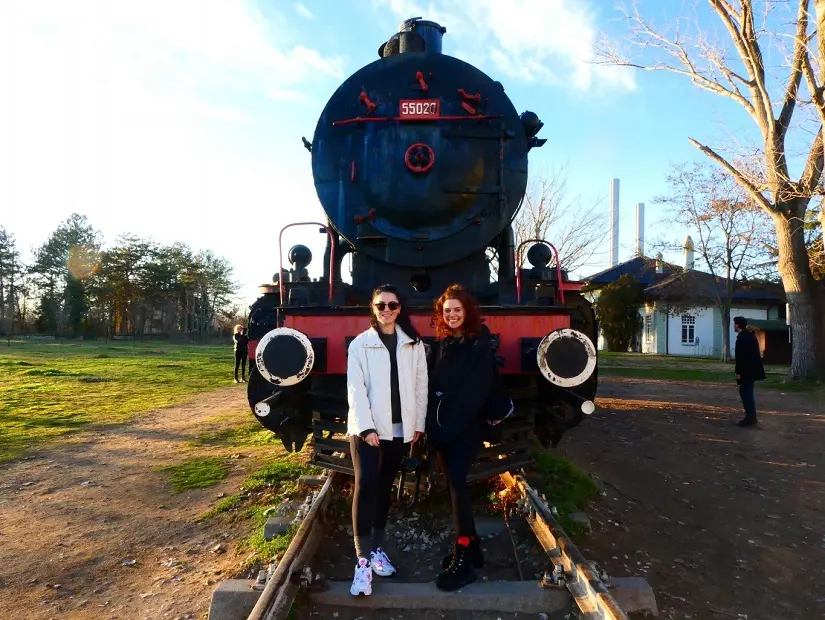 edirne karaağaç kara tren önünde iki kadın görseli