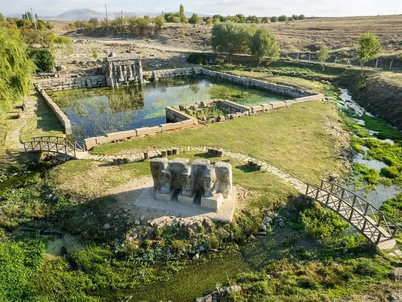 Hititler Dönemi’nde yapılmış kutsal bir su anıtı Eflatun Pınarı Anıtı