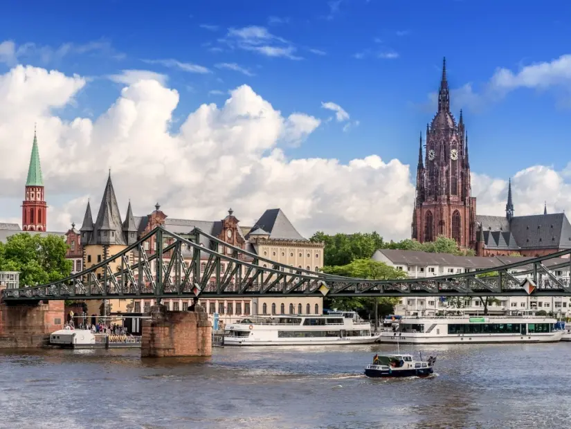 Frankfurt Am Main'deki Eiserner Steg köprüsüne bakış