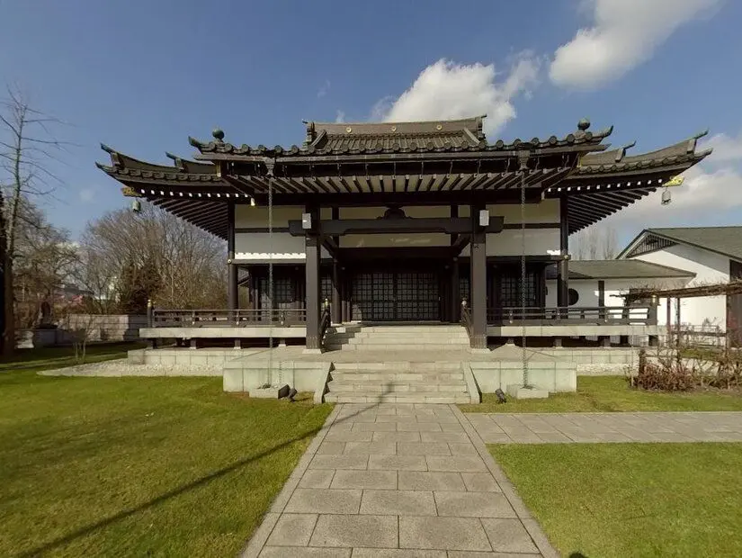 Eko Haus da genel itibarıyla geleneksel bir Japon evi formunda dizayn edilmiş.