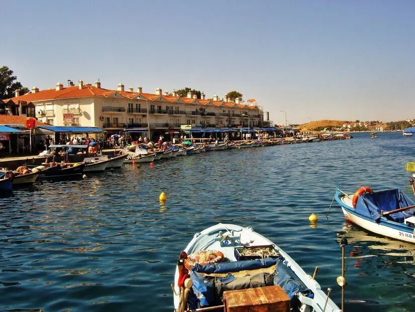 foca antik limanı yemek restaurantları ve park edilen tekneler
