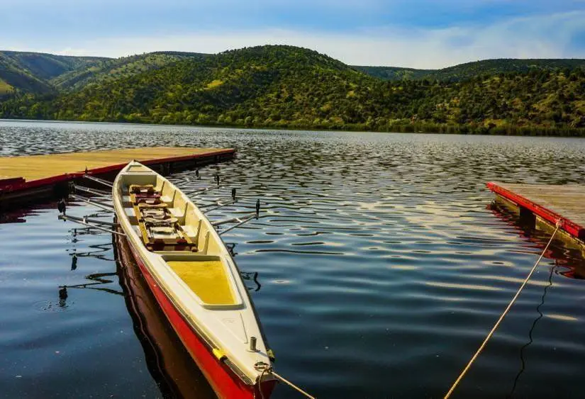Türkiye Eymir Gölü'nde güzel bir günde tekneyle gölde güzel orman yansımaları