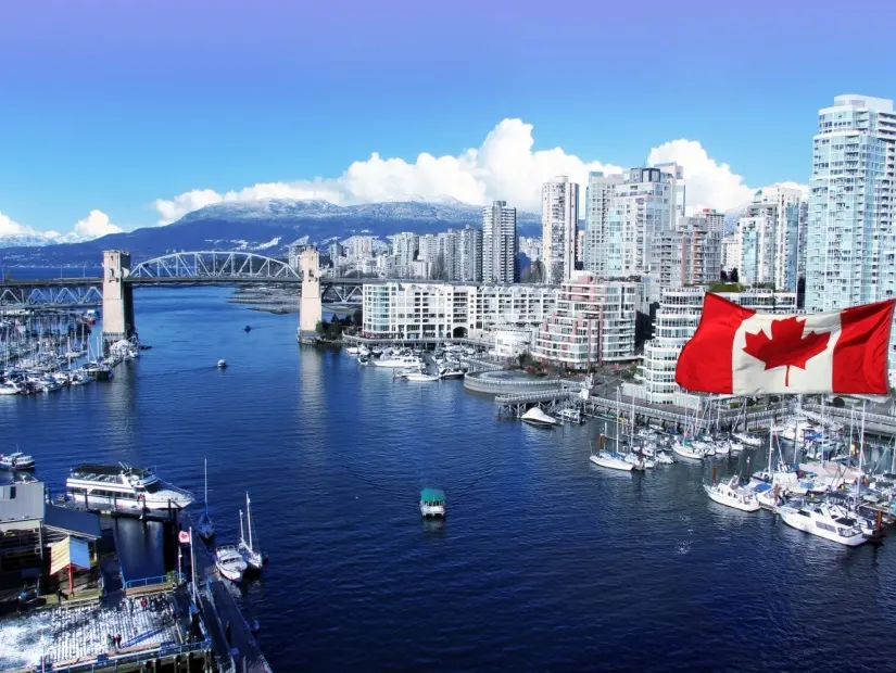 False Creek ve Vancouver, Kanada Burrard sokak köprüsü önünde Kanada bayrağı.