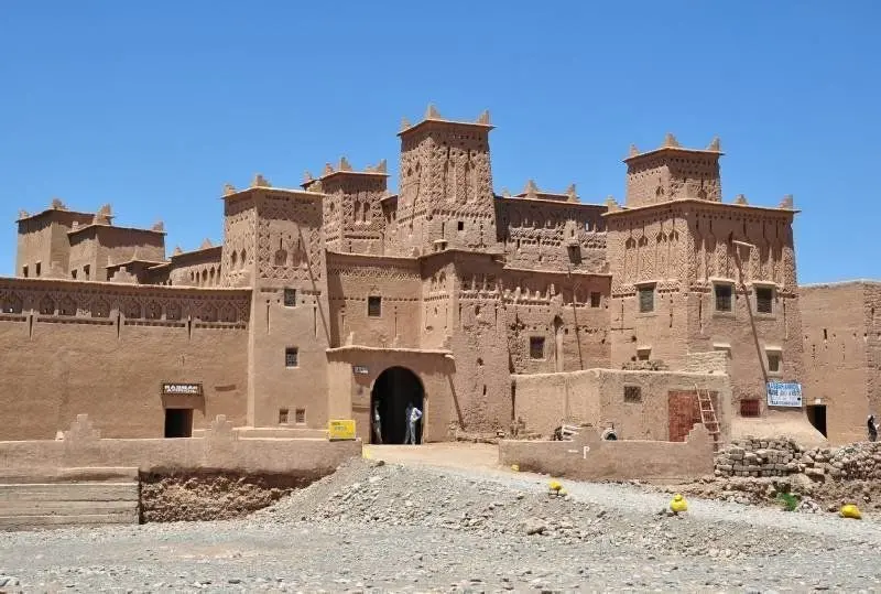 Fas'ın güneyinde, Atlas Dağları'nın güney yamaçlarında yer alan Ouarzazate