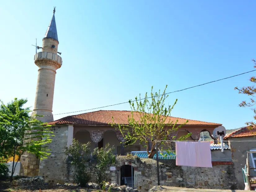 Fatih Camii İzmir Foça'dadır.