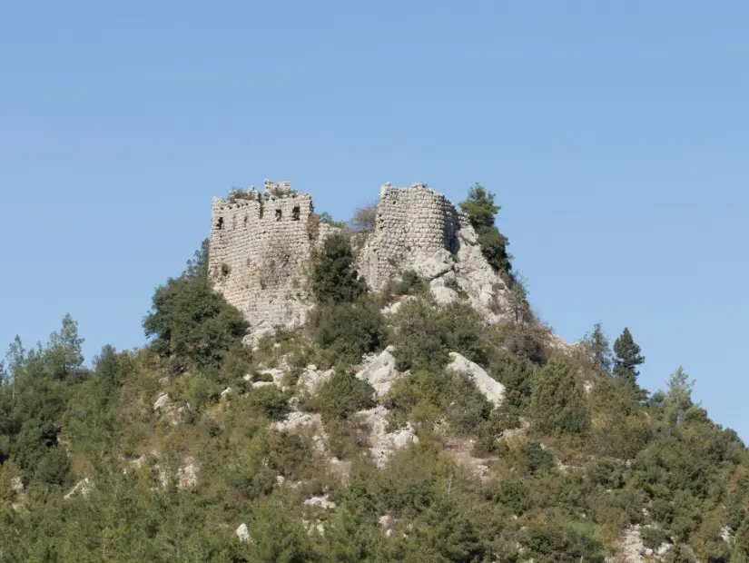 Uğurlubağ Kalesi, Adana'nın Feke ilçesine bağlı Uğurlubağ köyünde Orta Çağ'dan kalma bir kale kalıntısı