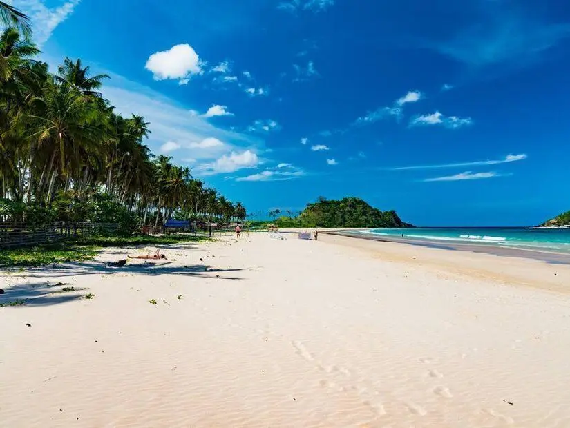 filipinler de bulunan white beach güzel güneşli günde kumsal görünümü