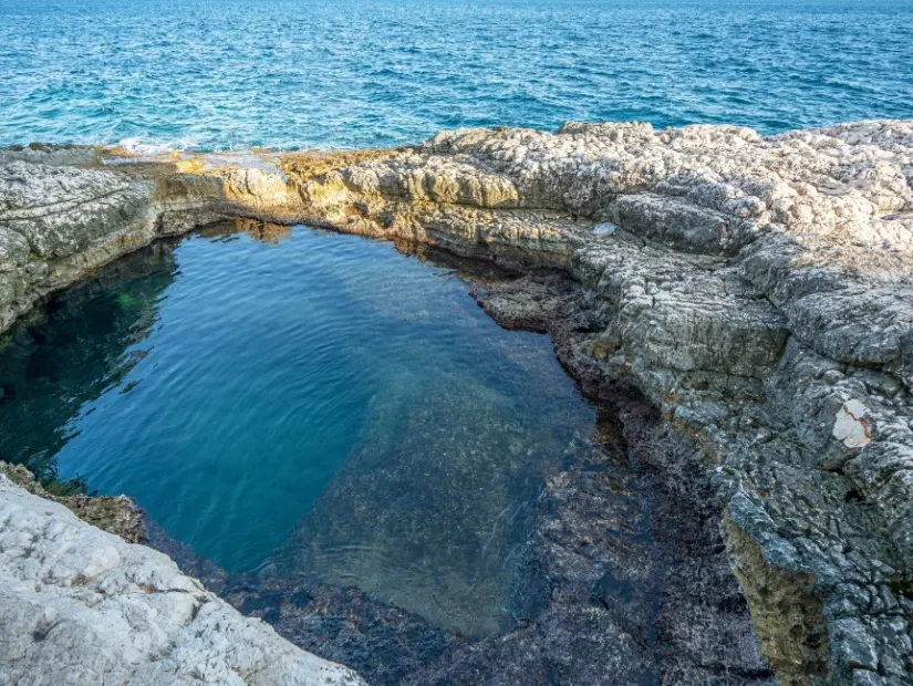 Finike-Kaş arasında tünelle denize bağlanan gizli yüzme mağarası