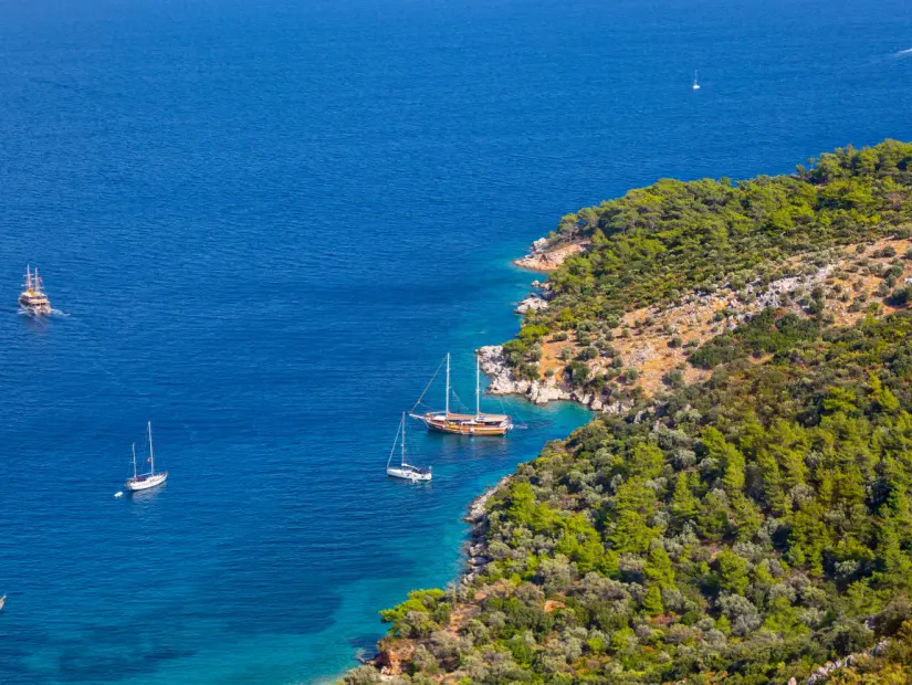 Keyifli bir tekne turu yapmak ve aynı zamanda Akdeniz'in mavi ve turkuaz sularının tadını çıkarabilecek fırnaz koyu