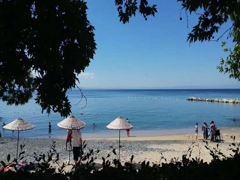 Fıstıklı Plajı, Yalova plajda bulunan şemsiye ve denizin tadını çıkaran ziyaretçiler