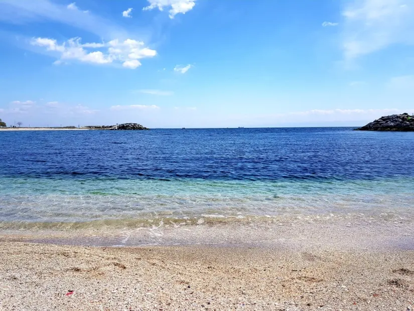 masmavi gökyüzü eşliğinde güneşli günde florya beach