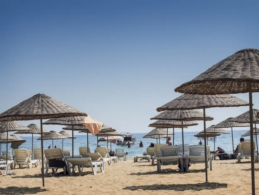 Florya Plajı'nda Güneşten Koruyan Çatı Hatları