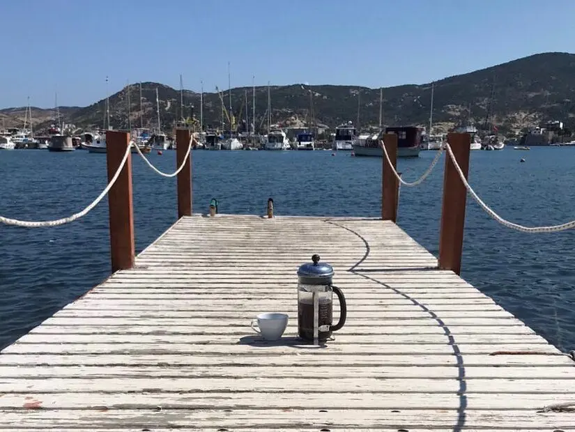 Foça Vertigo Plajı güneşli günde ahşap yürüme yolu