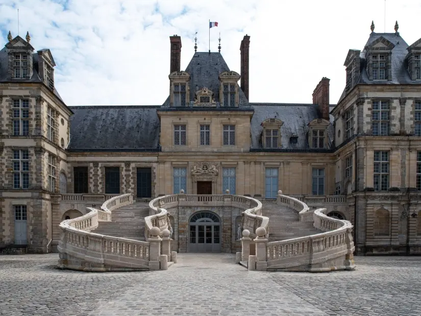 Fransa'daki Château de Fontainebleau'nun dış mimarisi