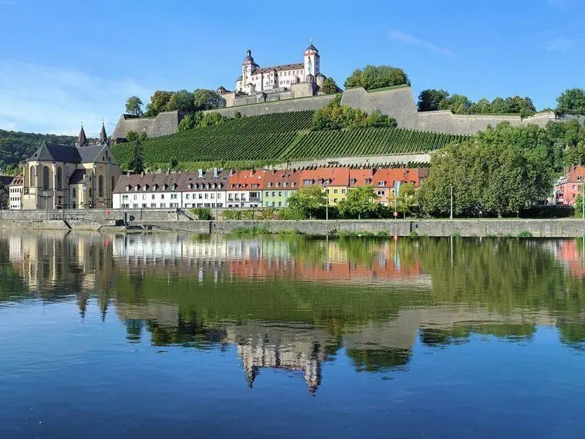 Almanya'nın Würzburg kentindeki Main Nehri'ne yansıyan Marienberg Kalesi'nin görünümü