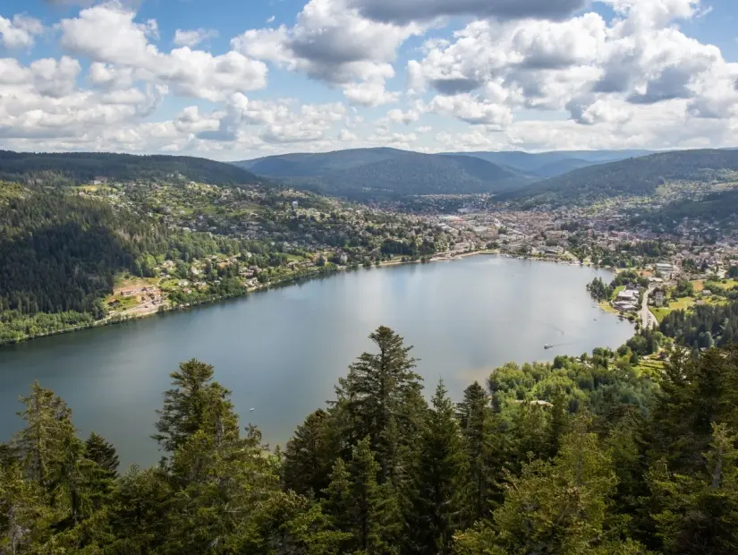 Fransa'nın Vosges bölgesindeki Gérardmer Gölü