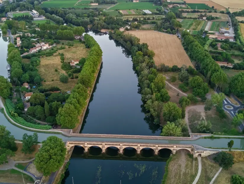 Nehrin, Canal du Midi'nin ve yukarıdan köprülerin havadan görünümü, Beziers kasabası, Güney Fransa