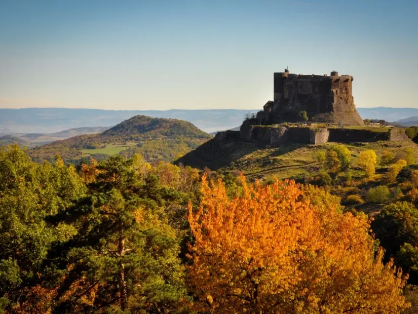 Auvergne'de Bir Tepenin Üstüne İnşa Edilen Murol Kalesi