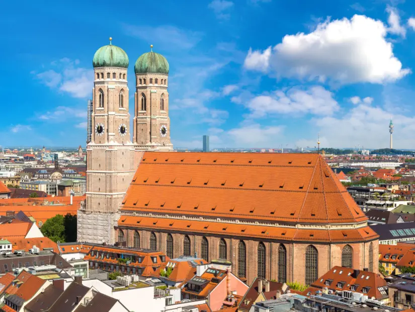 Güzel bir yaz gününde Münih, Almanya'daki Frauenkirche Katedrali