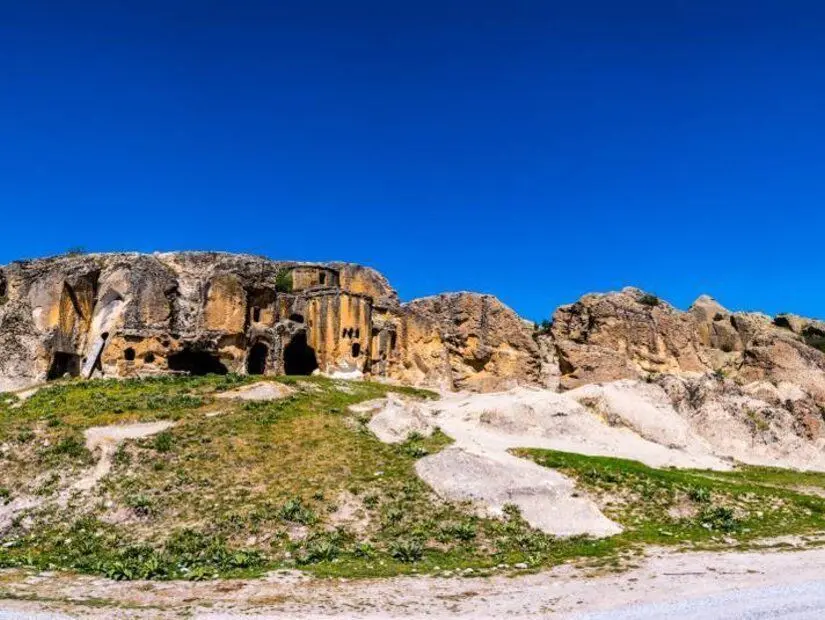 frig vadisinde antik kilise