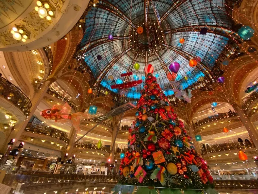 Noel ağacı Galeries Lafayette, Paris Fransa.